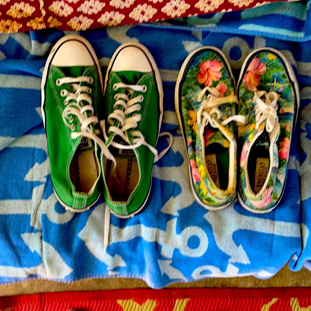 Size 9 Converse tennis shoes